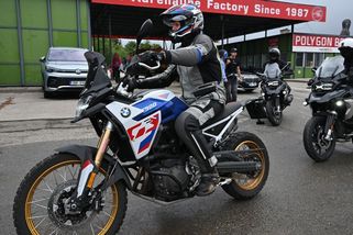 Prezident Petr Pavel dorazil na zahájení brněnského MotoGP na vlastní motorce - Seznam Zprávy